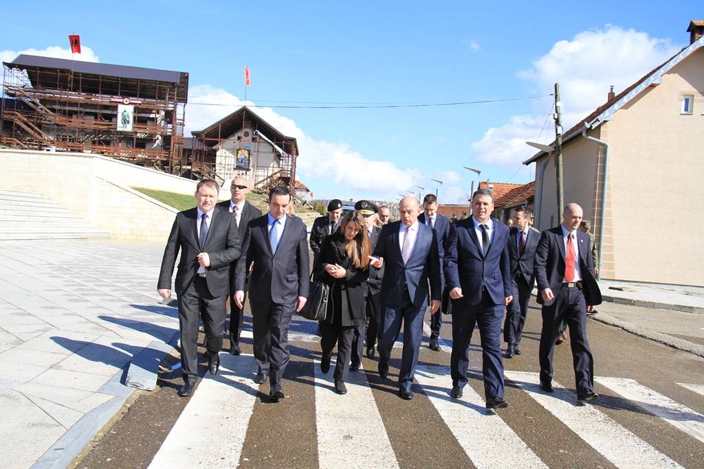 Ministri i Mbrojtjes së Kroacisë vizitojë Prekazin