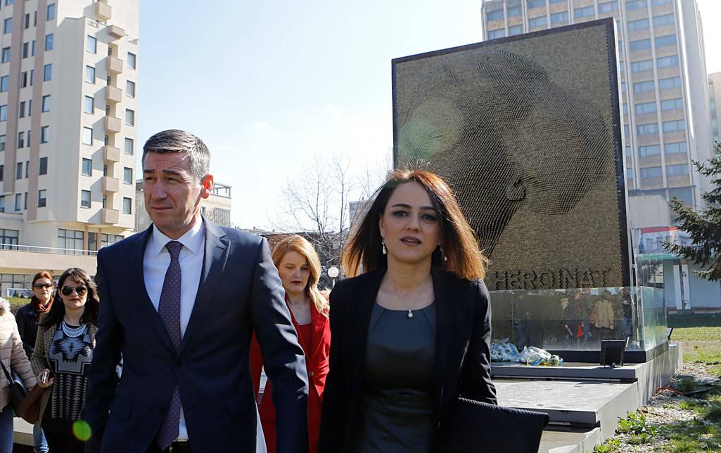 Kryetari Veseli vendosi lule pranë Monumentit Heroinat