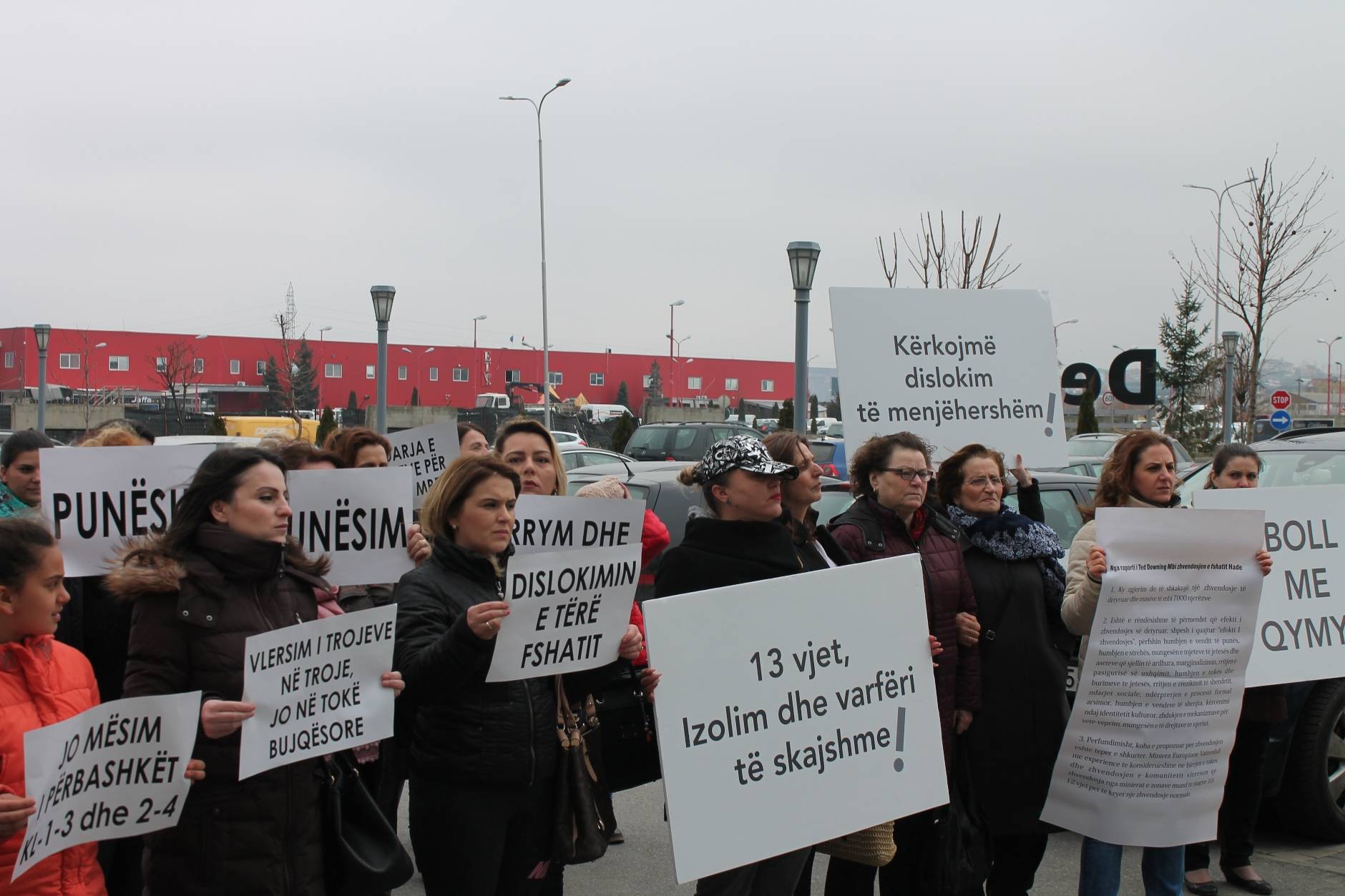 Banorët e Hades protestojnë për zhvendosjn e dhunshme
