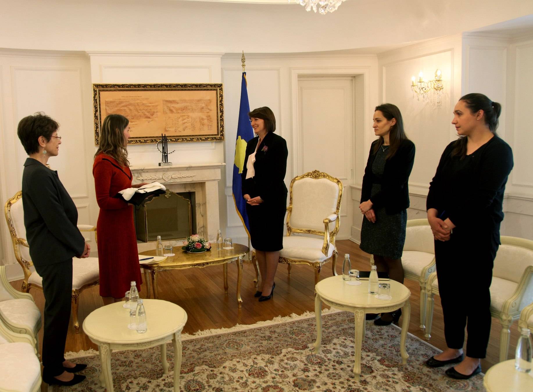 Presidentja dhuroi fustanin e parë për fushatën mbarë kombëtare
