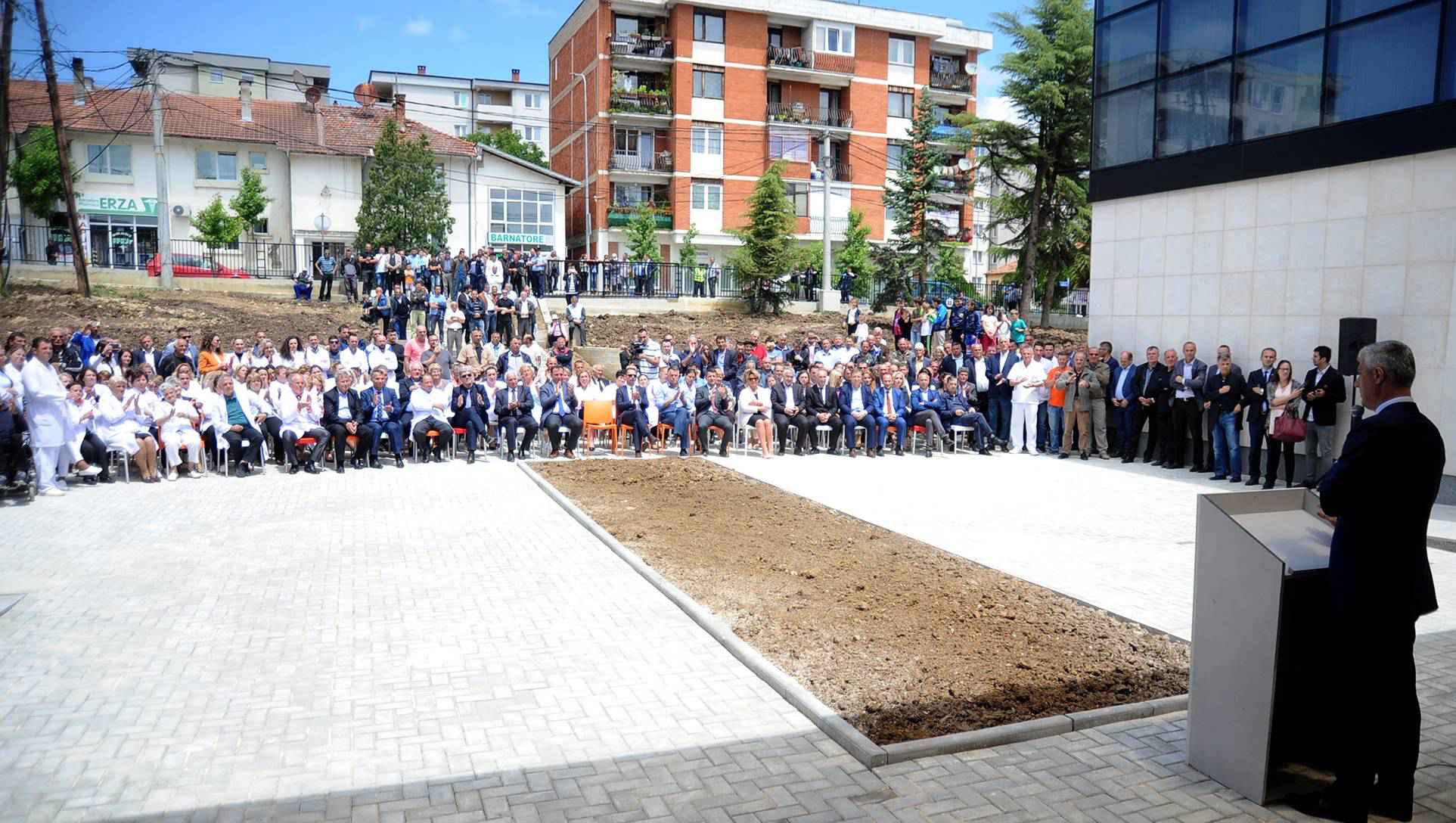 Presidenti Thaçi përuroi Qendrën e Mjekësisë Familjare në Skenderaj