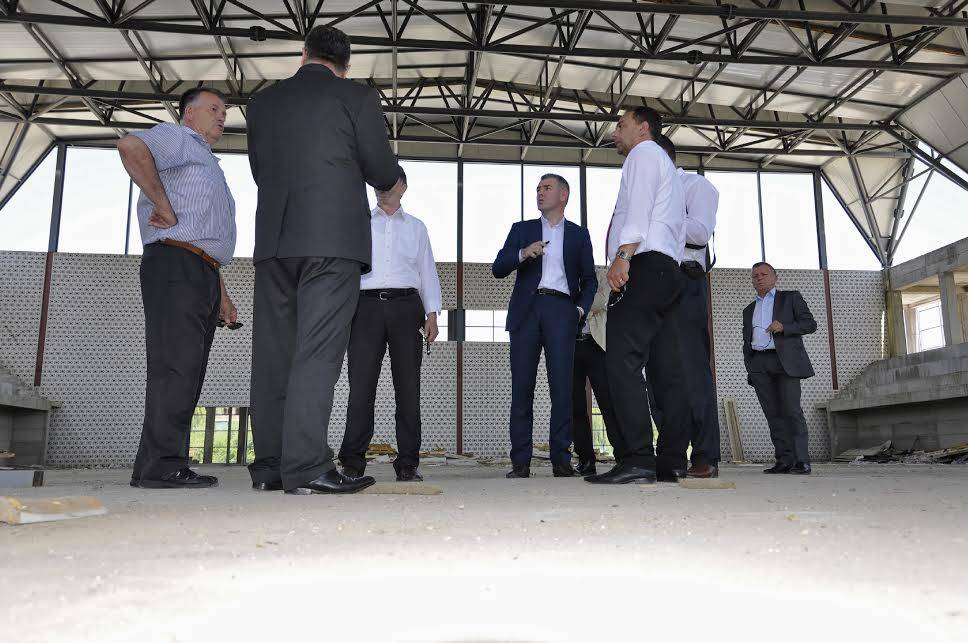 Ministri Shala inspektoi punimet në Palestrën Sportive në Skenderaj
