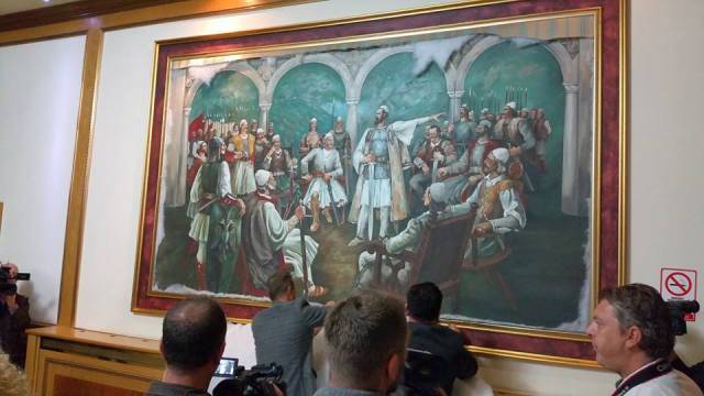 Zbulohen pikturat në hollin e Kuvendit të Kosovës