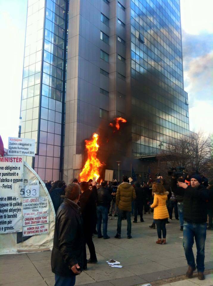 Protestues të dhunshëm tentojnë të djegin ndërtesen e qeverisë