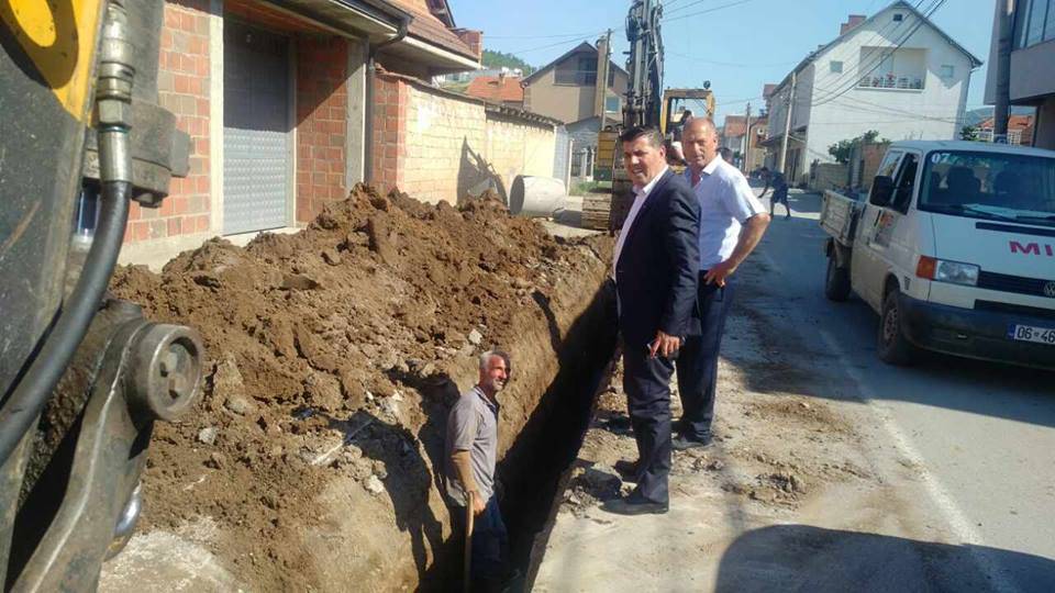 Haziri viziton punimet infrastrukturore në Zhegër
