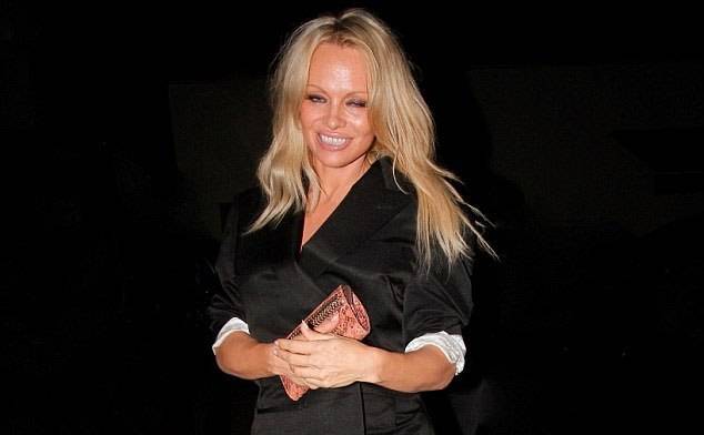 Pamela Anderson tregon këmbët
