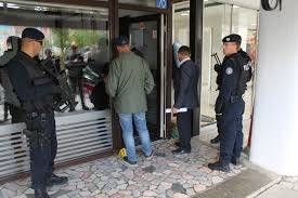 Arrestohen dy persona të dyshuar për mashtrim dhe falsifikim të dokumenteve