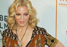 Madonna mashtron publikun polak me një video