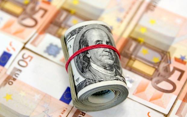 Euro bie nën vlerën e dollarit
