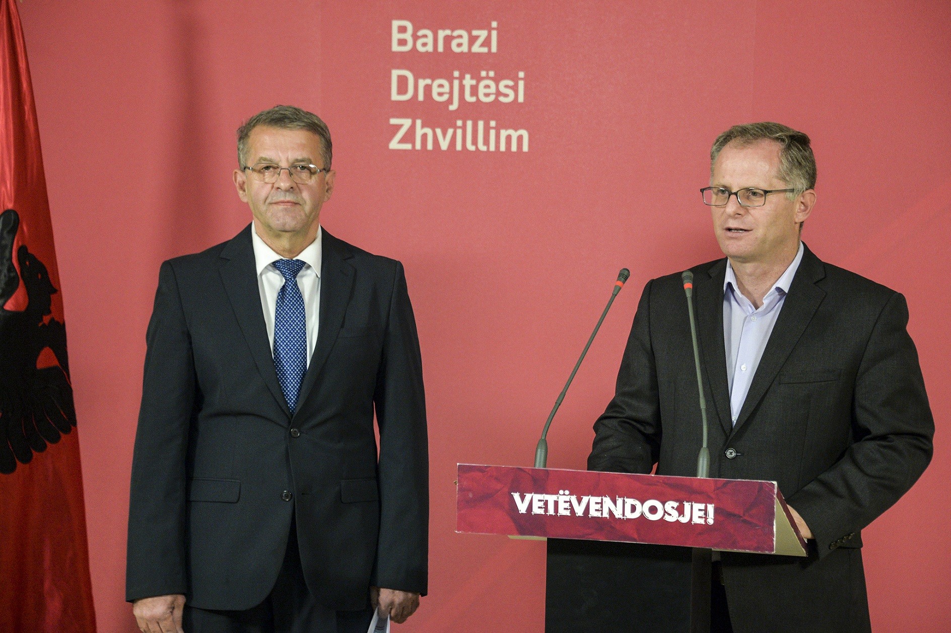 VV kërkon largimin e anëtarëve jo profesional te bordit të Telekomit
