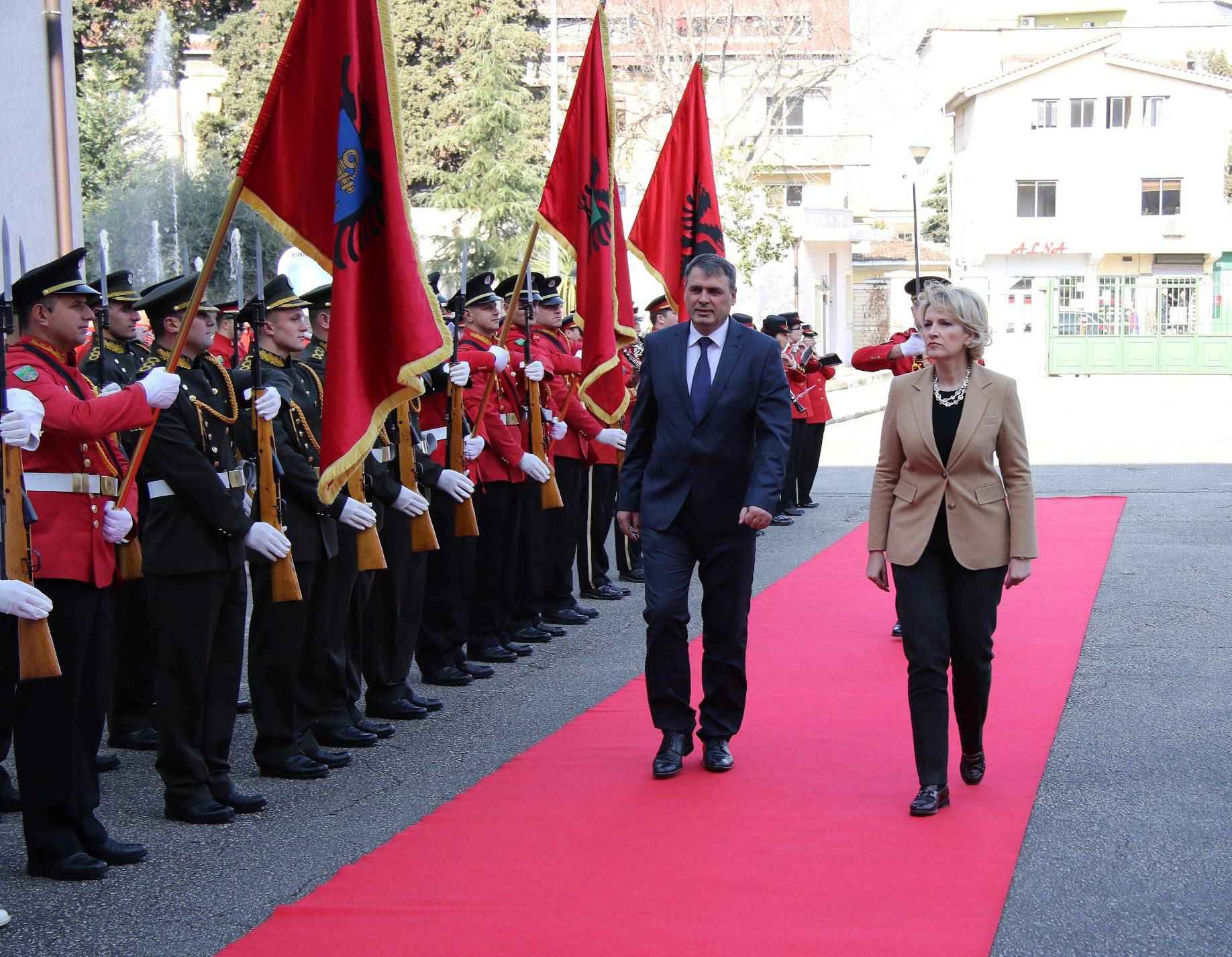 Kosova e Shqipëria firmosin planin për stërvitjet e përbashkëta