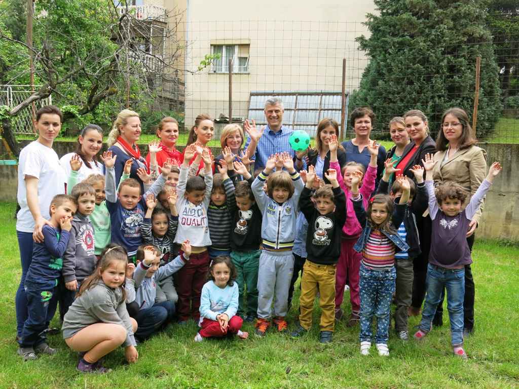 Thaçi premton përkrahje për institucionet parashkollore