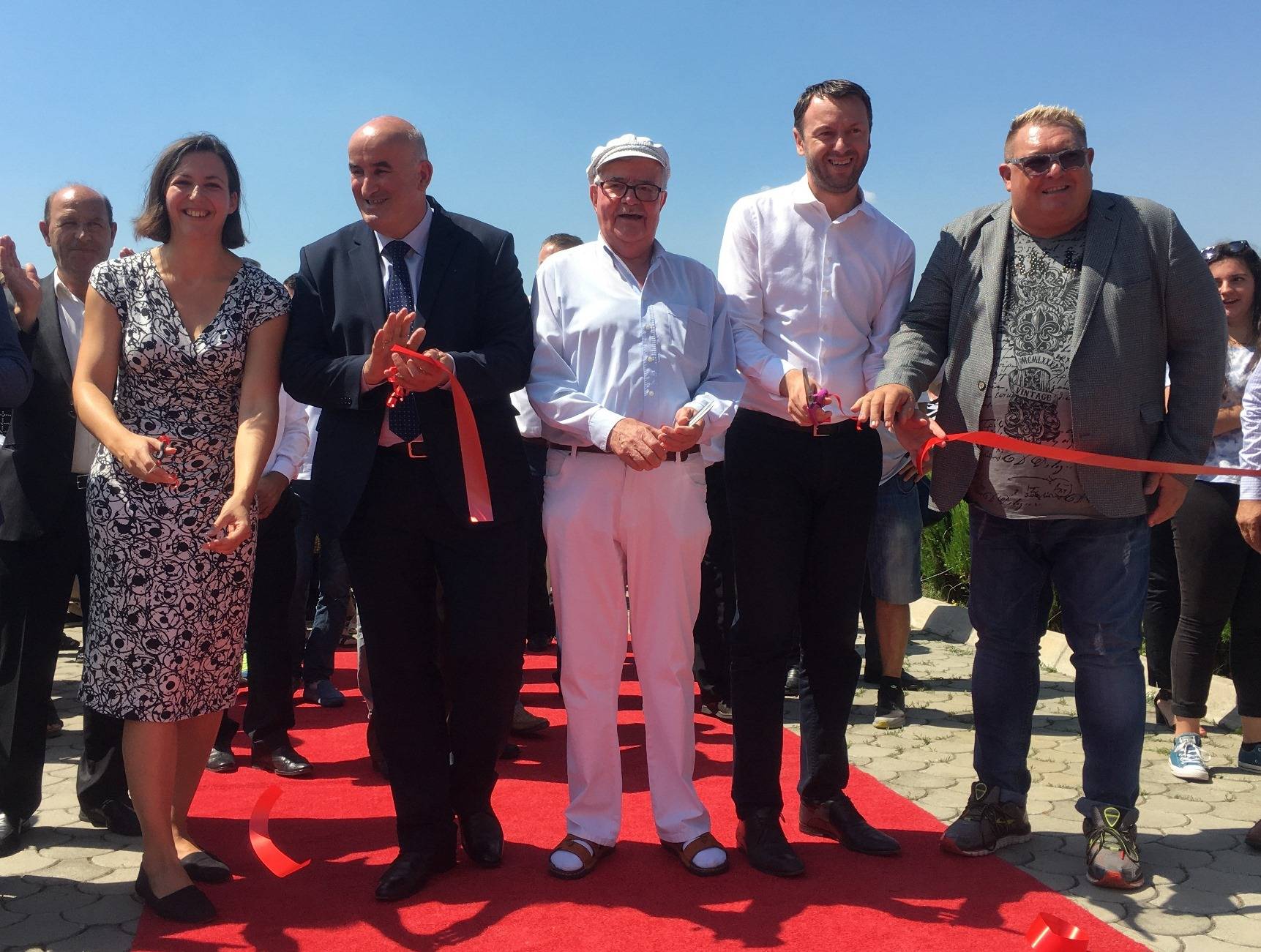 Abrashi inauguroi fabrikën e tekstilit ‘Vitex’ në Viti