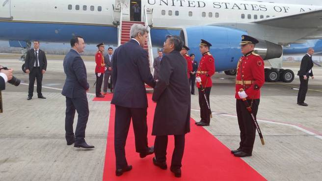 Sekretari Kerry e përfundon vizitën në Shqipëri