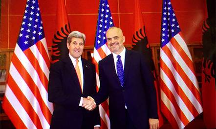 John Kerry: Jeni në rrugën e duhur