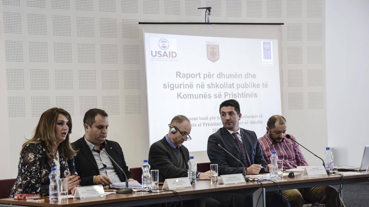 Mjetet e trafikut dhe qentë endacak rreziku kryesor për nxënesit