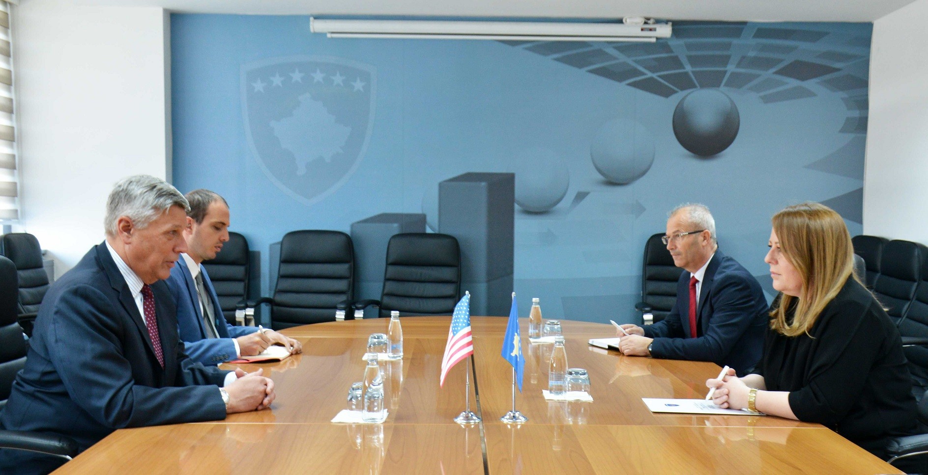 Ambasada Amerikane mbështet Ministrinë e Financave