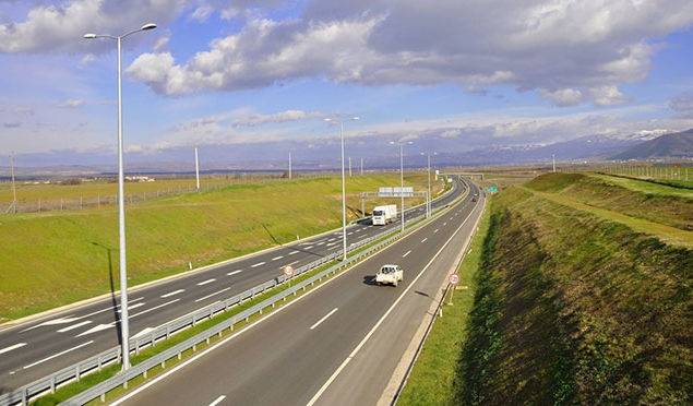 Qarkullimi me kombaja në autostradë është i ndaluar me ligj