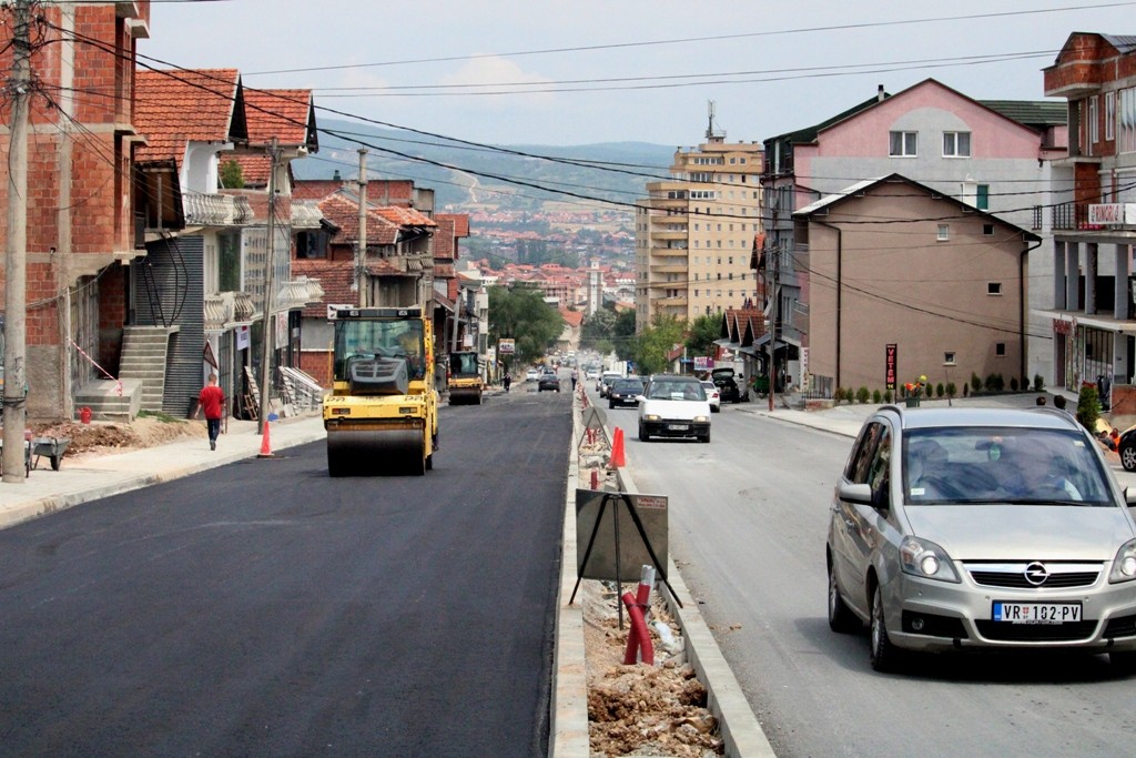 Asfaltohet rruga katër korsi Gjilan – Livoç