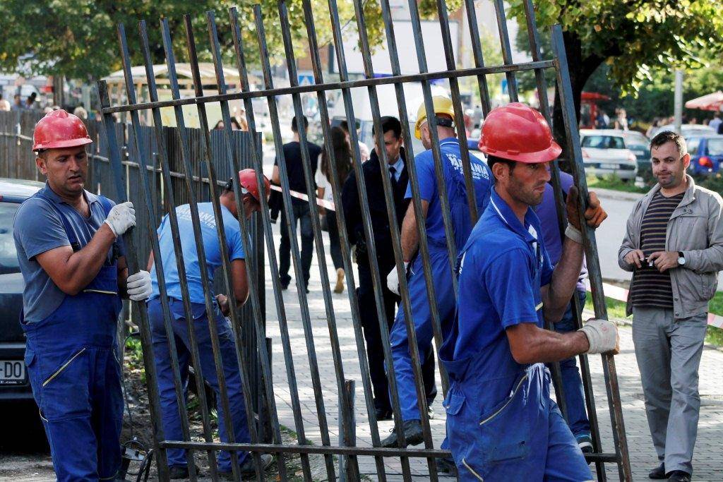 Vazhdon aksioni në lidhje me largimin e rrethojave në Prishtinë