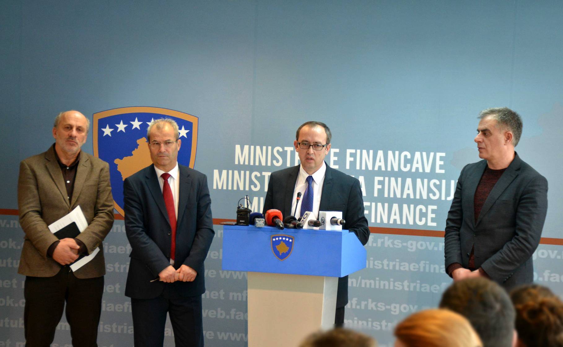 Ministri Hoti prezanton planet e Ministrisë së Financave për 2017