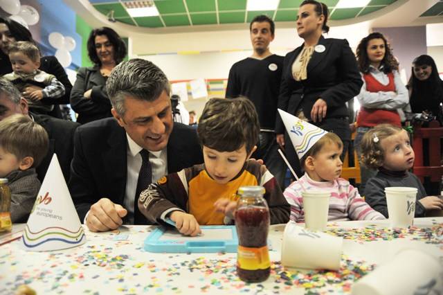 Kryeministri Thaçi: Uron fëmijëve festen e pavarësisë