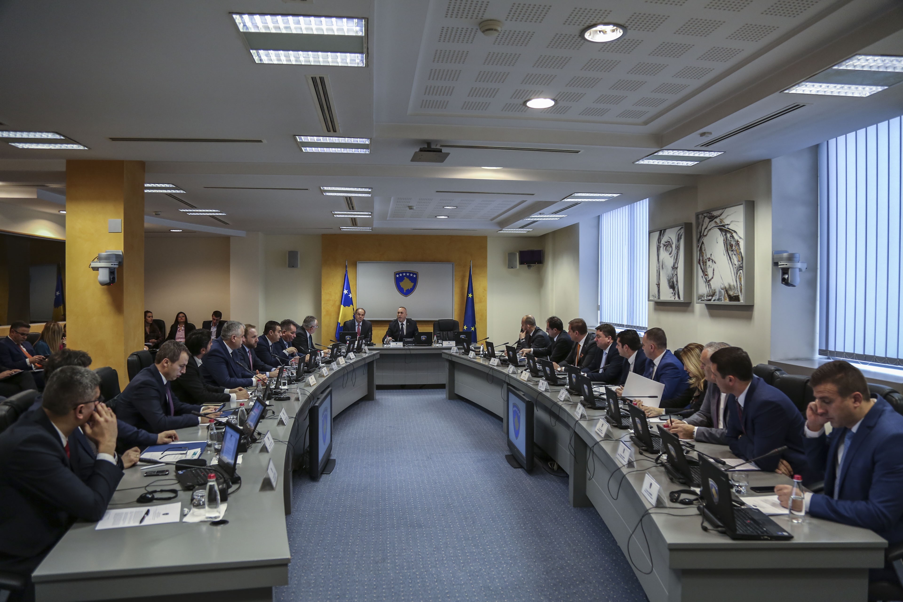 Qeveria mbanë mbledhjen e saj të 36-të