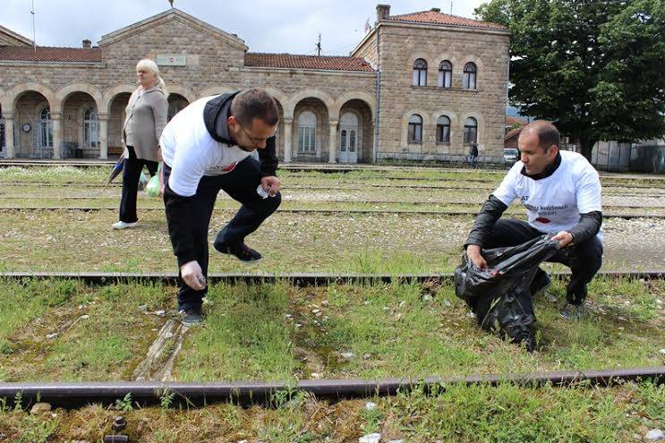 IPKO promovon përgjegjësinë mban aksion pastrimi në Pejë