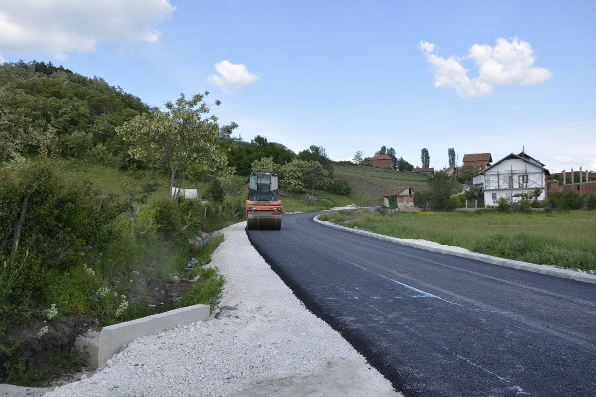Zharku inspektoi punimet e asfaltimit të rrugëve në Kçiç dhe Koshtovë