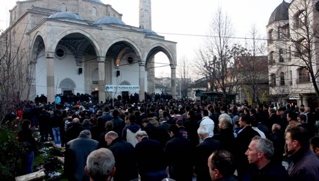 Besimtarët myslimanë kremtojnë festën e Fitër Bajramit