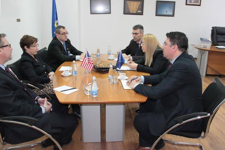Ministrja Bajrami takoi Ambasadoren Jacobson