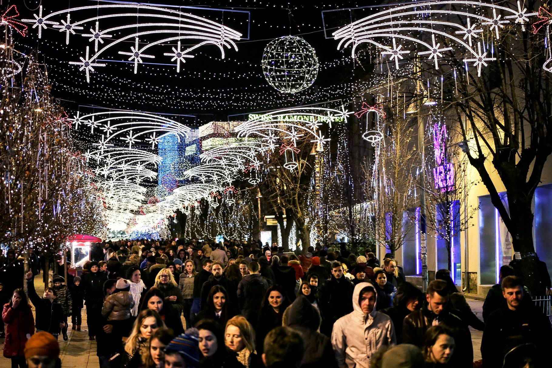 Shpend Ahmeti i ndez dritat festive dhe hapet tregu i fundvitit