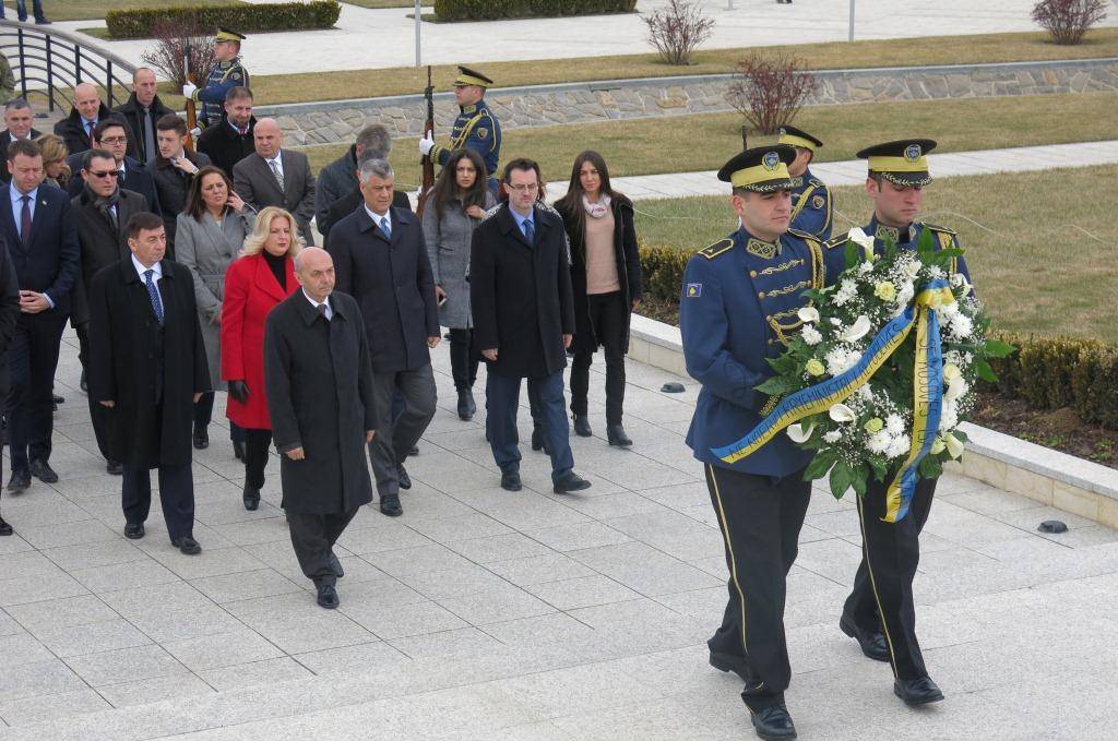 Mustafa e Jahjga bën homazhe para varrit të Adem Jasharit