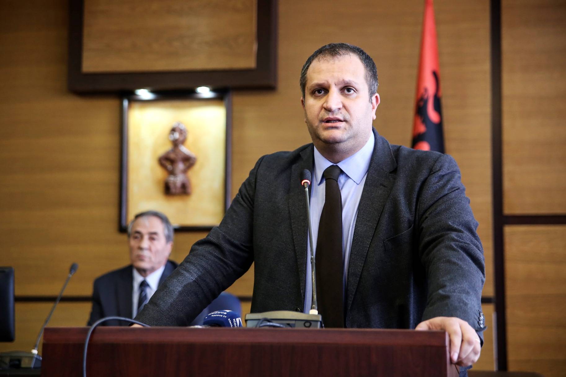 Shpend Ahmeti i emëron tre drejtorë të rinj në kabinetin e tij