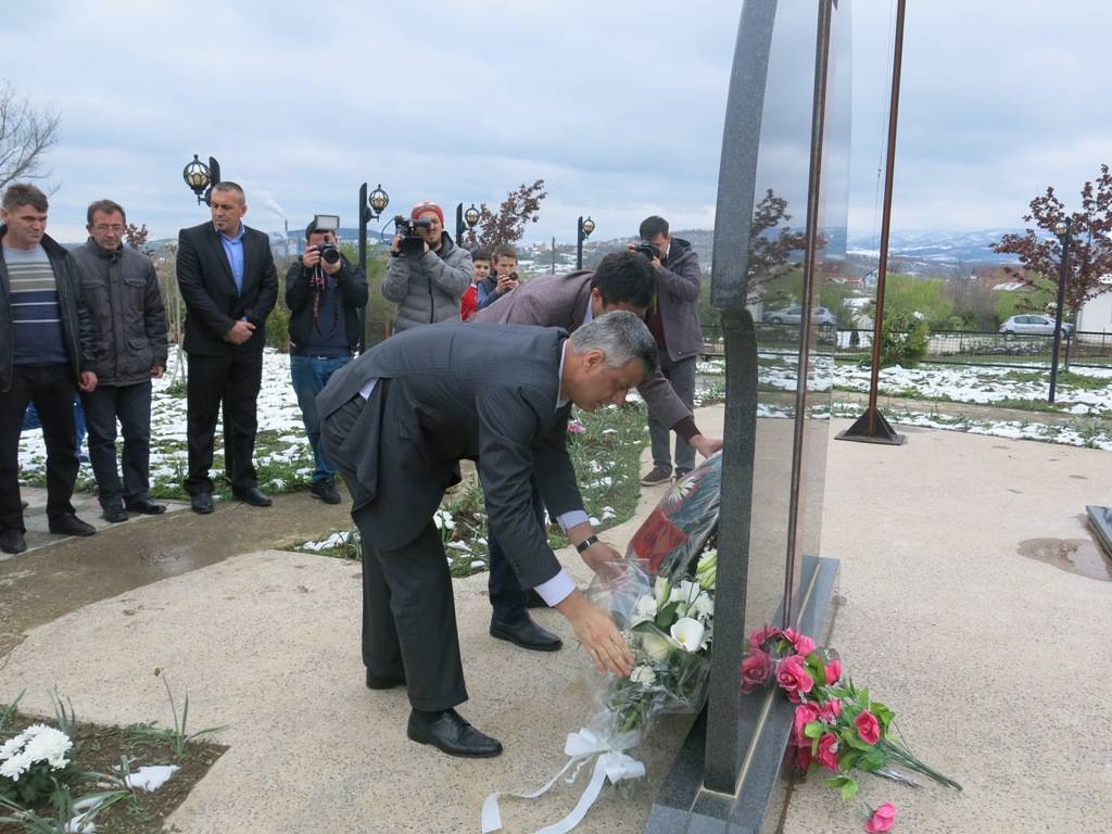 Thaçi bënë homazhe në Kompleksin e varrezave të dëshmorëve