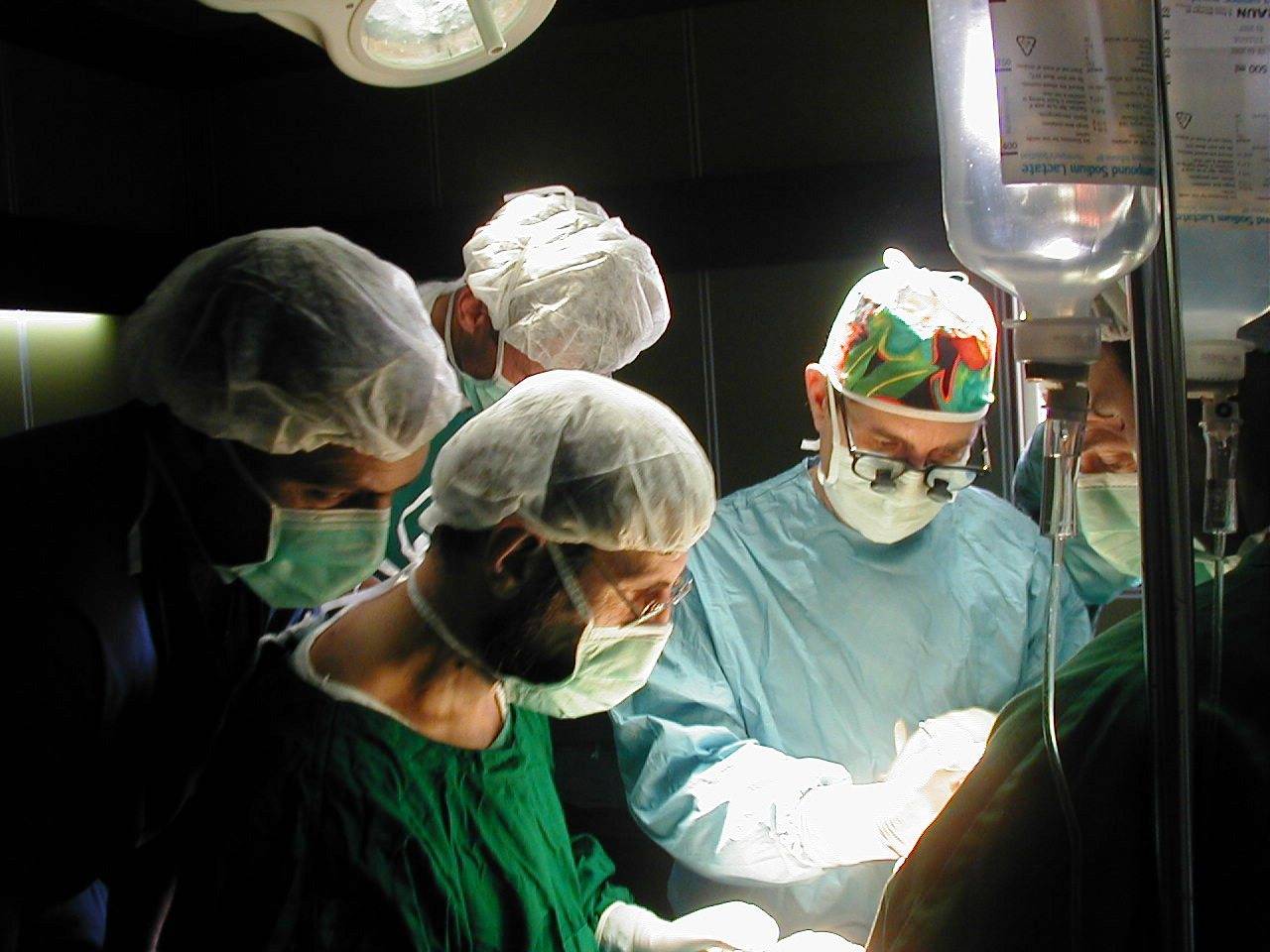QKUK, mjekët suedez kryejnë 13 operacione të komplikuara