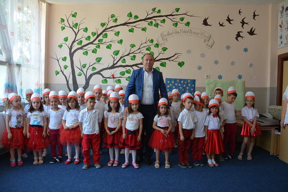 Caritas sjell pajisje me inventar për klasat e parafillorëve