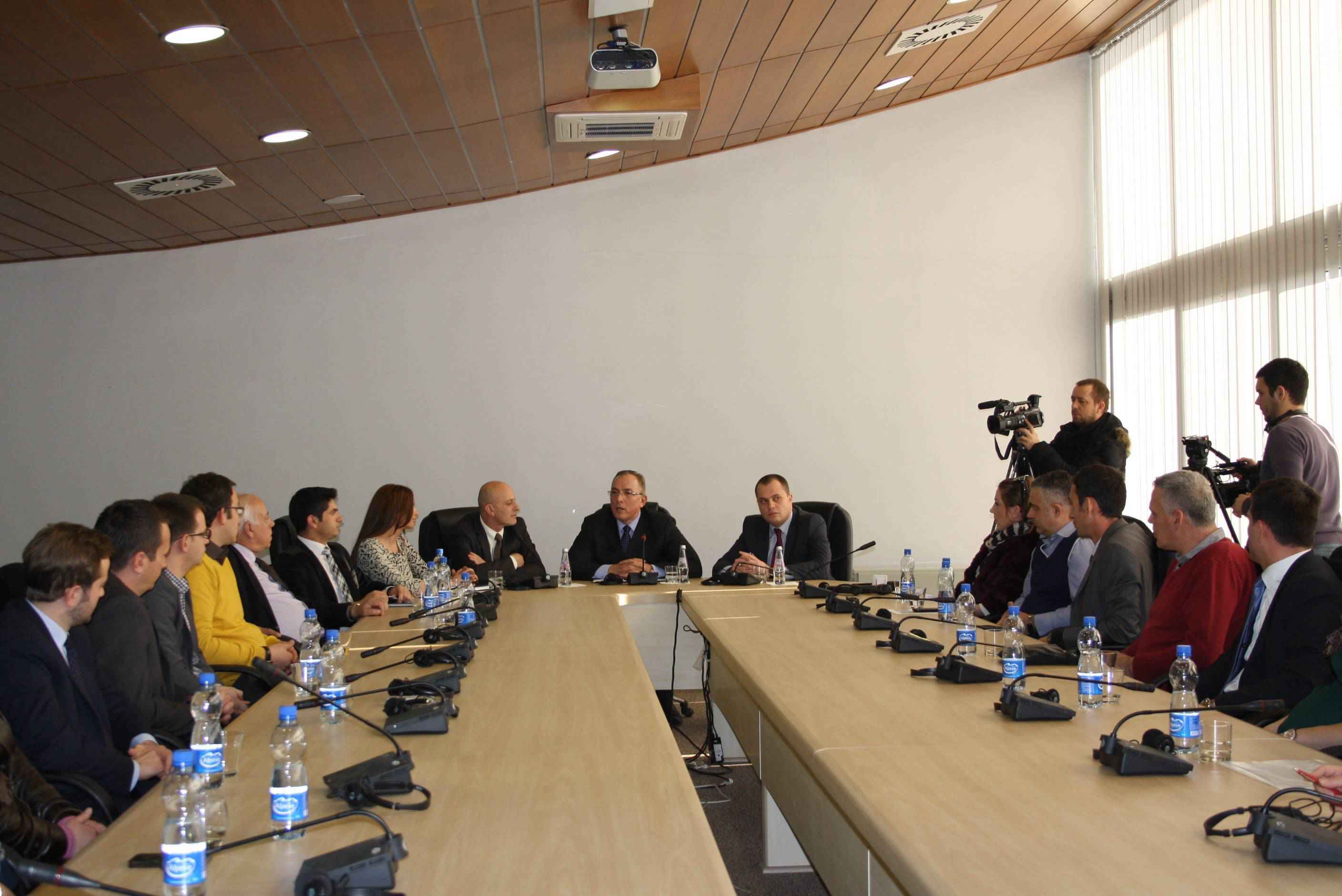 Ministri Buja priti në takim përfituesit e bursave të doktoratës