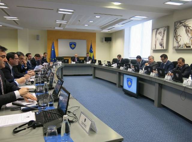 Qeveria e Kosovës dënon sulmet ndaj institucioneve shtetërore