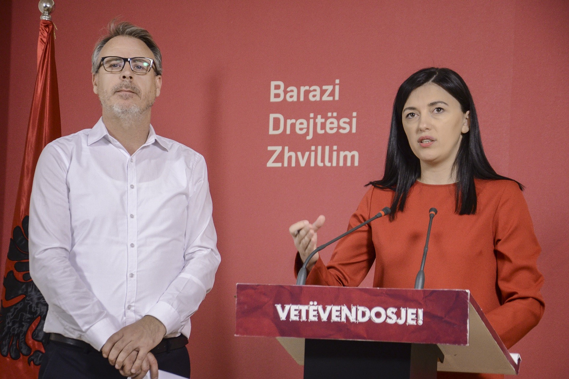 Zyrtarët e lartë publik mbajnë shumë poste të larta shtetërore njëkohësisht