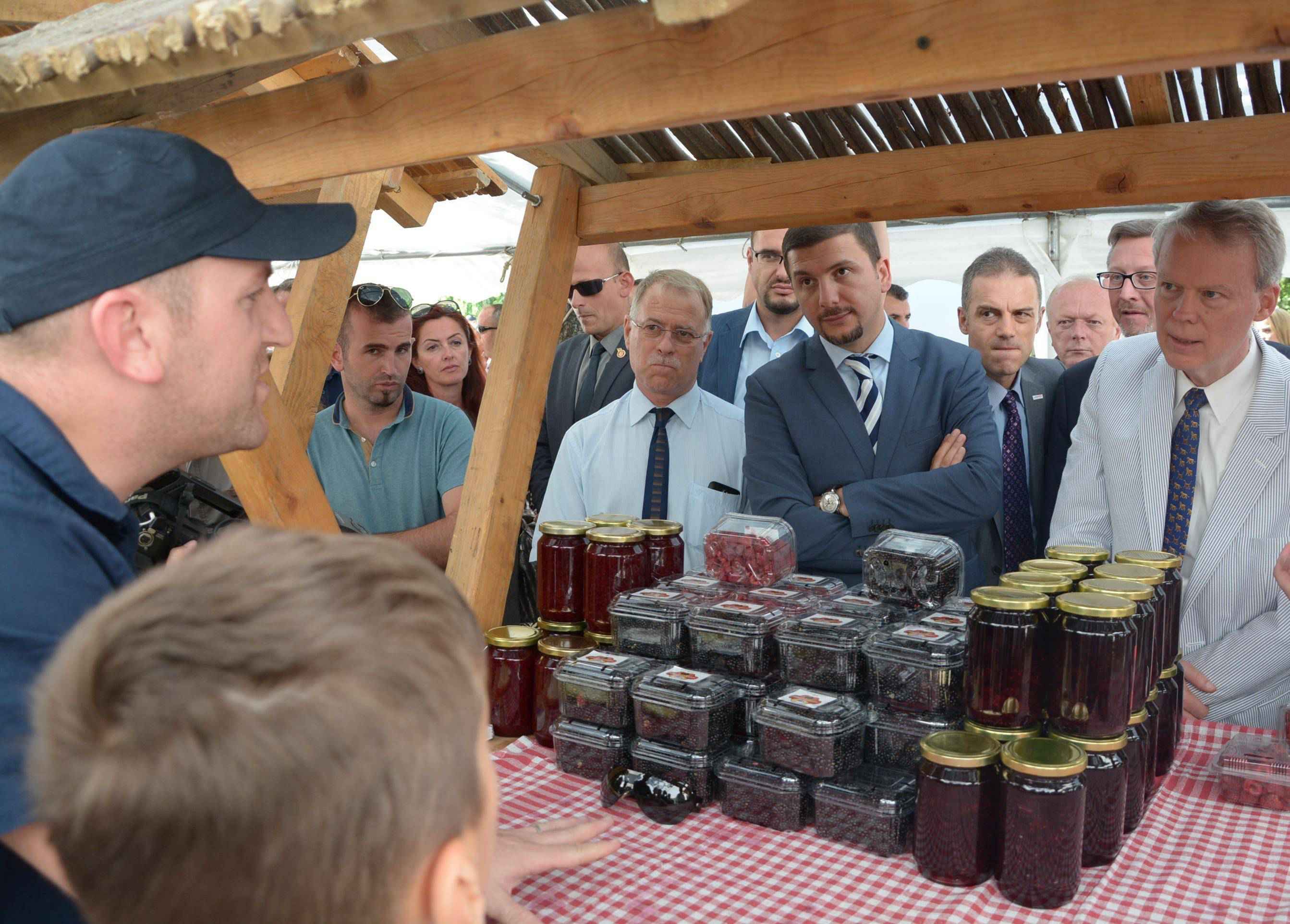 Dyfishohen sipërfaqet dhe prodhimi me mjedër