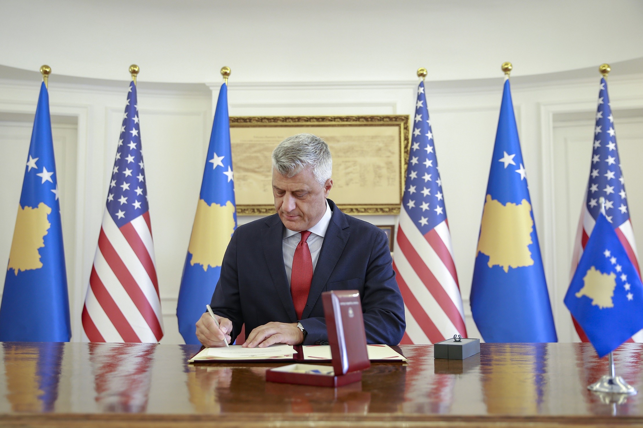 Thaçi nderon presidentin Trump me urdhrin më të lartë shtetëror  