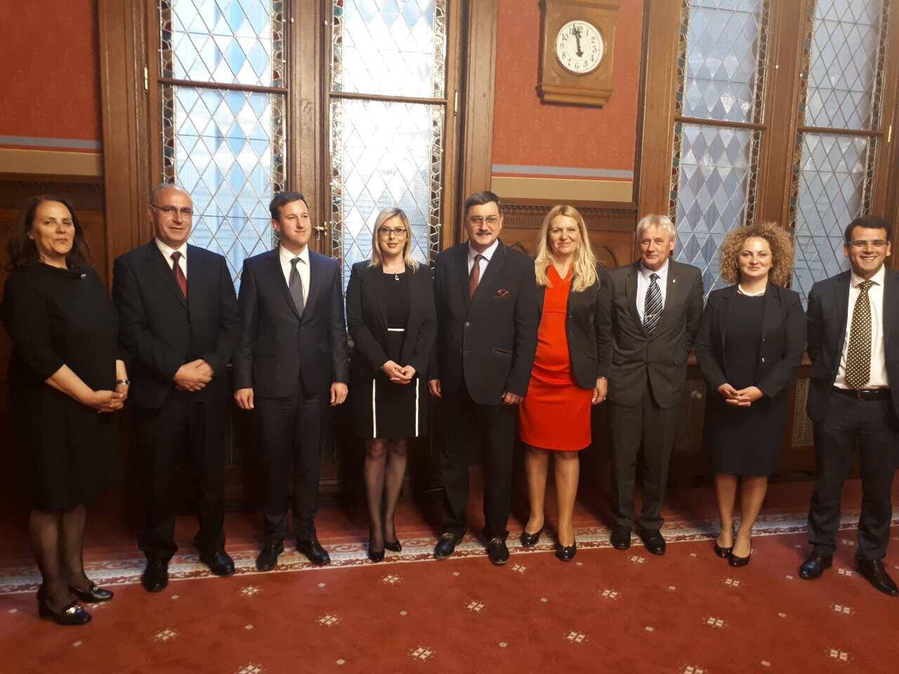 Komisioni për Integrime Evropiane viziton Parlamentin Hungarez