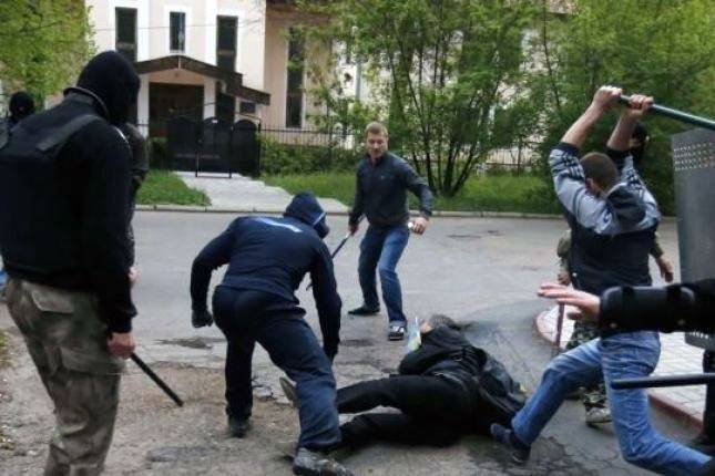E kidnapojnë në pikë të ditës dhe e rrahin