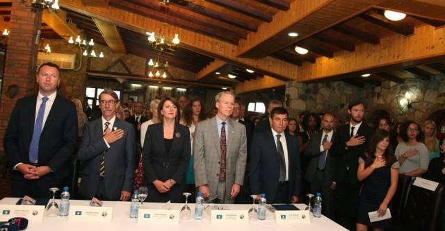 Betohen solemnisht 36 Vullnetarë të rinj të Korpusit të Paqes