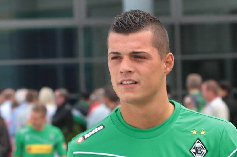 Xhaka gjen iPhone në fushë gjatë lojës