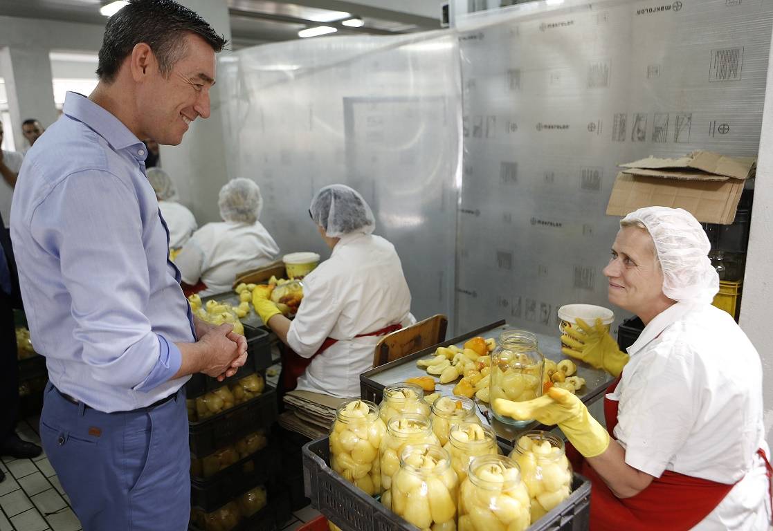 Veseli u premton fermerëve zgjerimin e rrjetit te ujitjes