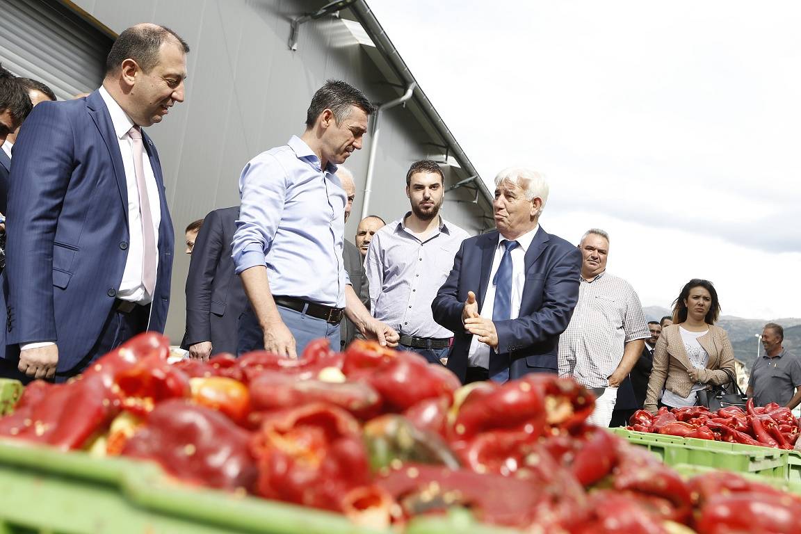 Veseli u premton fermerëve zgjerimin e rrjetit te ujitjes