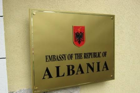 Ambasada e Shqipërisë në Prishtinë hap një libër ngushëllimesh