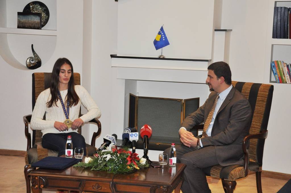 Nora Gjakova shpërblehet për medaljen e artë në Kampionatin Evropian